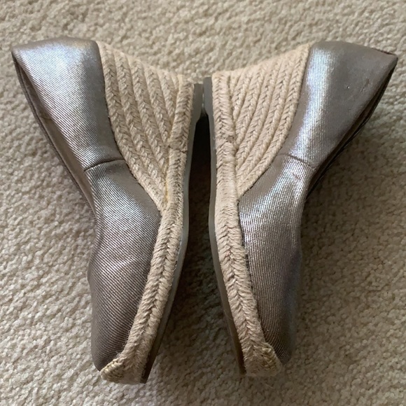 Jones Studio Gold Espdrilles Size 7 Gently Used - Picture 2 of 8